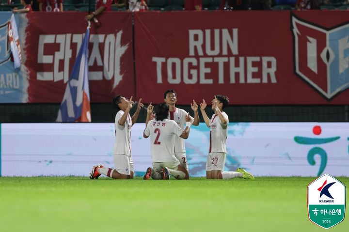 [서울=뉴시스] 프로축구 K리그2 용인FC 최치웅의 득점 이후 세리머니. (사진=한국프로축구연맹 제공)