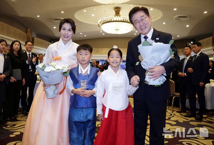 [샌프란시스코=뉴시스] 김진아 기자 = 이재명 대통령과 김혜경 여사가 25일(현지 시간) 미국 샌프란시스코의 한 호텔에서 열린 동포 오찬 간담회에서 화동과 기념촬영을 하고 있다. 2026.07.26. bluesoda@newsis.com