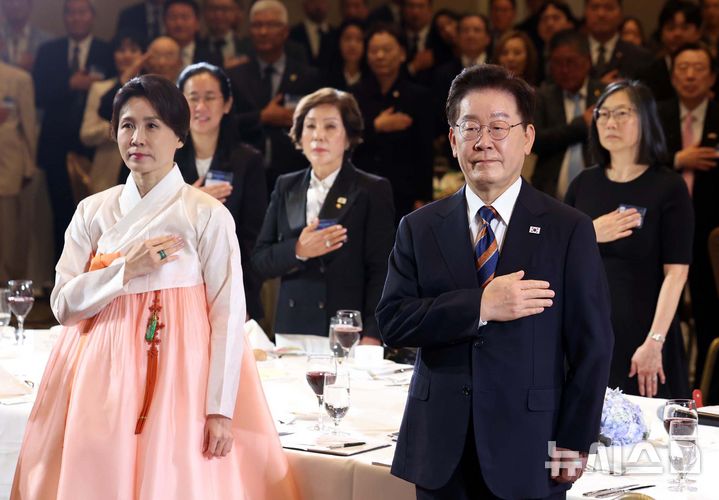 [샌프란시스코=뉴시스] 김진아 기자 = 이재명 대통령과 김혜경 여사가 25일(현지 시간) 미국 샌프란시스코의 한 호텔에서 열린 동포 오찬간담회에서 국민의례를 하고 있다. 2026.07.26. bluesoda@newsis.com