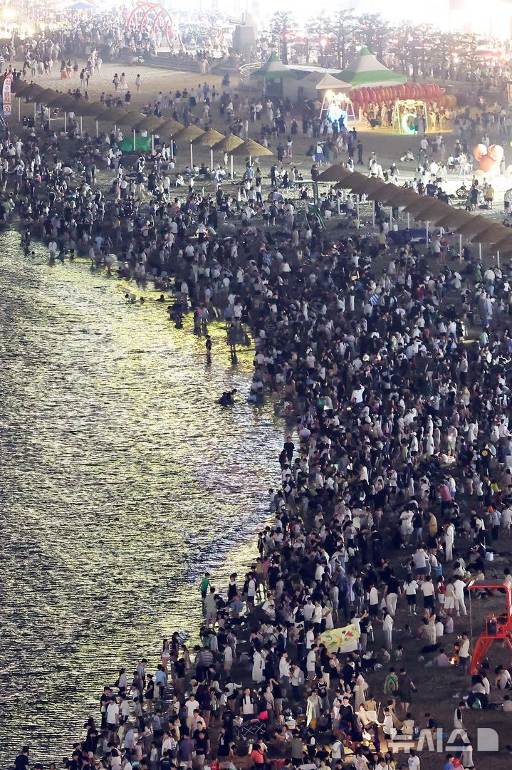  [부산=뉴시스] 하경민 기자 = 본격적인 피서철이자 밤낮으로 푹푹 찌는 더위가 이어진 25일 밤 부산 수영구 광안리해수욕장에서 시민과 관광객들이 더위를 식히고 있다. 부산에는 지난 18일부터 폭염특보가 발효 중이며, 19일부터 열대야 현상이 이어지고 있다. 2026.07.26. yulnetphoto@newsis.com