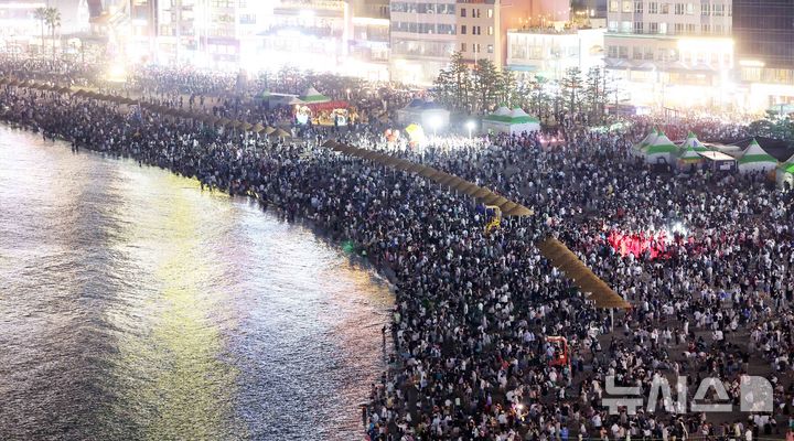  [부산=뉴시스] 하경민 기자 = 본격적인 피서철이자 밤낮으로 푹푹 찌는 더위가 이어진 25일 밤 부산 수영구 광안리해수욕장에서 시민과 관광객들이 더위를 식히고 있다. 부산에는 지난 18일부터 폭염특보가 발효 중이며, 19일부터 열대야 현상이 이어지고 있다. 2026.07.26. yulnetphoto@newsis.com
