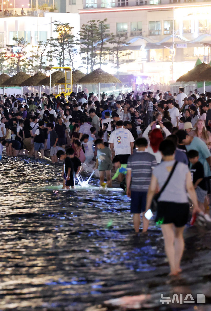  [부산=뉴시스] 하경민 기자 = 본격적인 피서철이자 밤낮으로 푹푹 찌는 더위가 이어진 25일 밤 부산 수영구 광안리해수욕장에서 시민과 관광객들이 더위를 식히고 있다. 부산에는 지난 18일부터 폭염특보가 발효 중이며, 19일부터 열대야 현상이 이어지고 있다. 2026.07.26. yulnetphoto@newsis.com