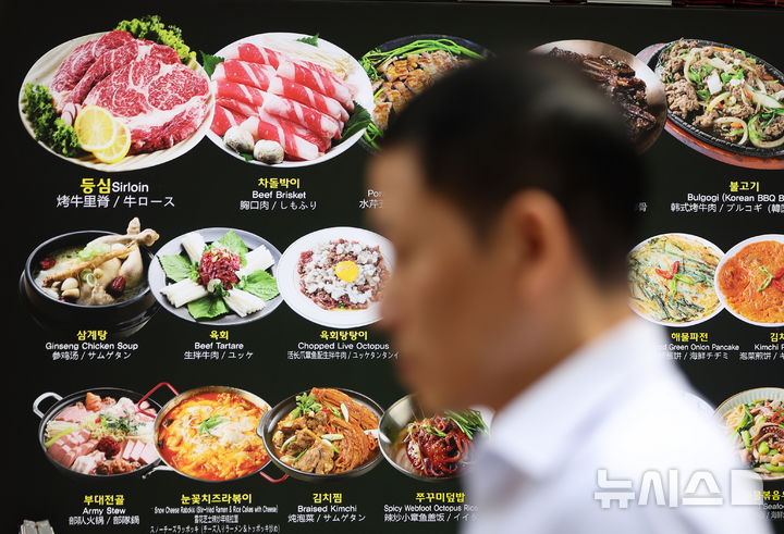 [서울=뉴시스] 김명년 기자 = 26일 서울 중구 명동거리 음식점에 메뉴 안내문이 게시돼 있다. 국제유가와 환율 상승으로 가공식품과 포장재 가격이 오르는 상황에서 장마와 폭염으로 인해 채소·과일 등 신선식품 가격마저 불안해지자 외식기업들의 원가 부담도 커지고 있다. 외식업체들은 원가 상승세가 지속될 경우 메뉴 가격 조정이 불가피해 물가 상방 압력으로 작용할 전망이다. 가공식품 가격 인상도 외식업계의 부담으로 전이된다. 2026.07.26. kmn@newsis.com