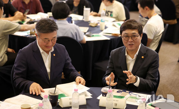 [서울=뉴시스] 김선웅 기자 = 윤호중(왼쪽) 행정안전부 장관과 최휘영 문화체육관광부 장관이 26일 서울 서대문구 연세대학교에서 행정안전부와 문화체육관광부가 '광화문현판 한글 병기'를 주제로 개최한 모두의 토론회에서 대화를 나누고 있다. 2026.07.26. mangusta@newsis.com