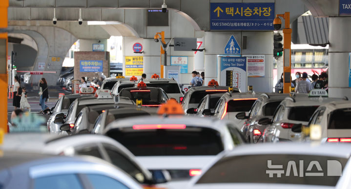 [제주=뉴시스] 우장호 기자 = 본격적인 여름 휴가철 첫 주말을 맞은 26일 오전 제주국제공항 택시승강장에 관광객들을 기다리는 택시가 줄 지어 서 있다. 2026.07.26. woo1223@newsis.com