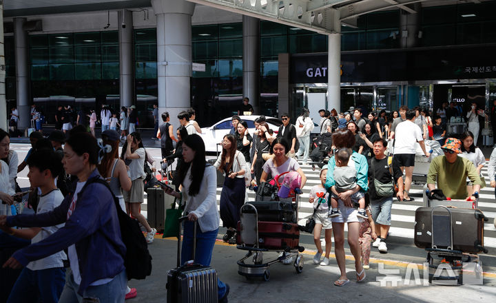 [제주=뉴시스] 우장호 기자 = 본격적인 여름 휴가철 첫 주말을 맞은 26일 오전 제주국제공항 1층 도착장이 가족과 연인, 친구와 함께 제주를 찾은 관광객들의 발걸음으로 북적이고 있다. 2026.07.26. woo1223@newsis.com