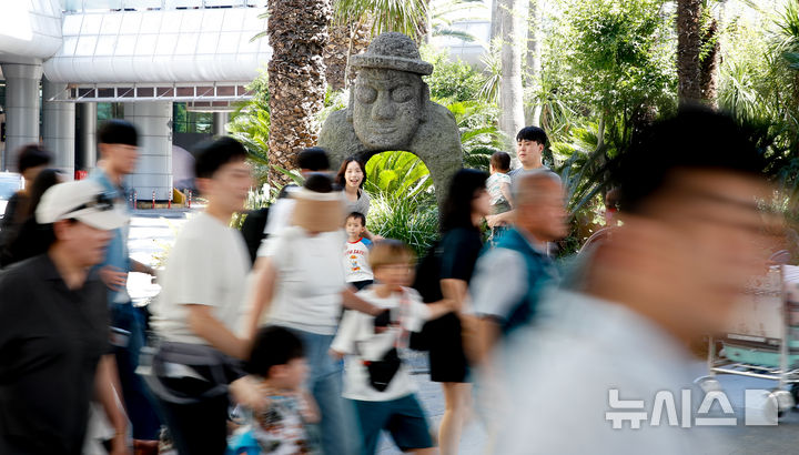 [제주=뉴시스] 우장호 기자 = 본격적인 여름 휴가철 첫 주말을 맞은 26일 오전 제주국제공항 1층 도착장이 가족과 연인, 친구와 함께 제주를 찾은 관광객들의 발걸음으로 북적이고 있다. 2026.07.26. woo1223@newsis.com