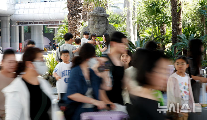 [제주=뉴시스] 우장호 기자 = 본격적인 여름 휴가철 첫 주말을 맞은 26일 오전 제주국제공항 1층 도착장이 가족과 연인, 친구와 함께 제주를 찾은 관광객들의 발걸음으로 북적이고 있다. 2026.07.26. woo1223@newsis.com