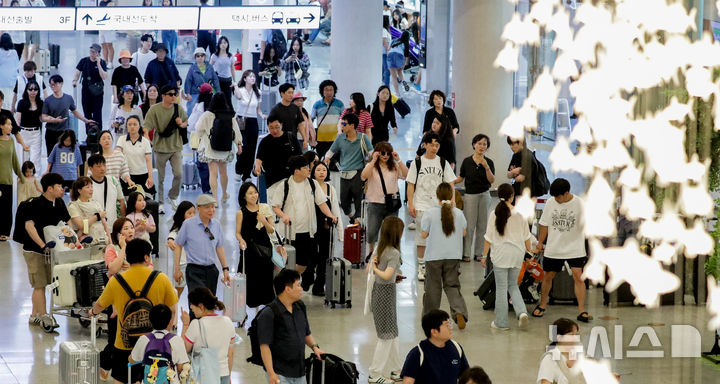 [제주=뉴시스] 우장호 기자 = 본격적인 여름 휴가철 첫 주말을 맞은 26일 오전 제주국제공항 1층 도착장이 가족과 연인, 친구와 함께 제주를 찾은 관광객들의 발걸음으로 북적이고 있다. 2026.07.26. woo1223@newsis.com