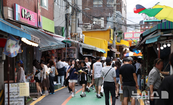 [서울=뉴시스] 김선웅 기자 = 26일 서울 종로구 창신동 문구완구시장에서 '말랑이'로 불리는 촉감 장난감을 구매하는 인파가 붐비고 있다. '말랑이'는 폴리우레탄 폼으로 만들어진 부드러운 장난감류를 통칭하는 말로서 슬랑이(슬라임+말랑이), 왁뿌볼 등의 제품을 포함한다. 말랑이는 손으로 주물럭거린 후 천천히 원래 형태로 복구되는 특성이 있어 스트레스 해소용 장난감으로 연령대에 관계 없이 인기를 끌고 있다. 2026.07.26. mangusta@newsis.com