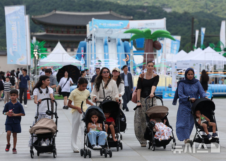 [서울=뉴시스] 조수정 기자 = 월간 관광수지가 올 들어 반등하며 3개월 연속 흑자를 기록했다. 한국관광공사에 따르면 지난 5월 관광수지는 2억2천50만 달러 흑자를 기록했다. 방한 관광객 1명이 지출한 액수는 193만7천 원으로 우리 국민 해외관광객 1명이 지출한 147만 원보다 많은것으로 집계됐다. 사진은 26일 서울 광화문광장의 외국인 관광객들. 2026.07.26. chocrystal@newsis.com