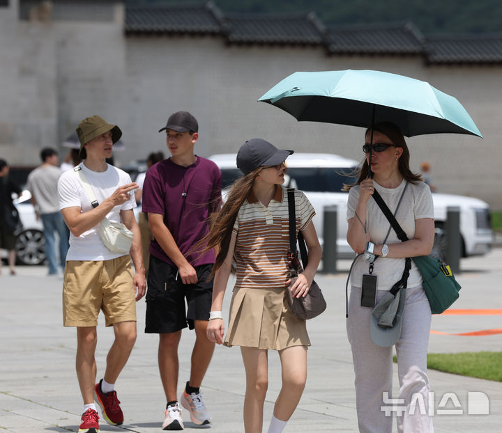 [서울=뉴시스] 조수정 기자 = 월간 관광수지가 올 들어 반등하며 3개월 연속 흑자를 기록했다. 한국관광공사에 따르면 지난 5월 관광수지는 2억2천50만 달러 흑자를 기록했다. 방한 관광객 1명이 지출한 액수는 193만7천 원으로 우리 국민 해외관광객 1명이 지출한 147만 원보다 많은것으로 집계됐다. 사진은 26일 서울 광화문광장의 외국인 관광객들. 2026.07.26. chocrystal@newsis.com