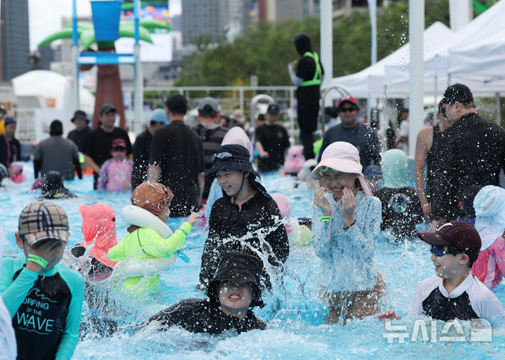 [서울=뉴시스] 조수정 기자 = 전국적으로 폭염이 이어지고 있는 26일 오후 서울 종로구 광화문광장에서 열린 2026 서울썸머비치에서 어린이들이 물놀이를 하며 더위를 식히고 있다. 2026.07.26. chocrystal@newsis.com