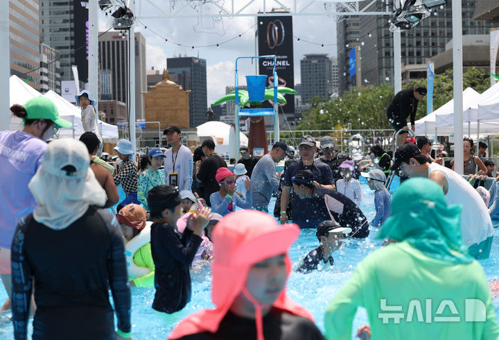 [서울=뉴시스] 조수정 기자 = 전국적으로 폭염이 이어지고 있는 26일 오후 서울 종로구 광화문광장에서 열린 2026 서울썸머비치에서 어린이들이 물놀이를 하며 더위를 식히고 있다. 2026.07.26. chocrystal@newsis.com