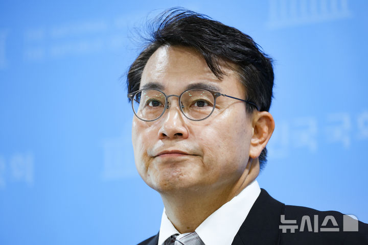 [서울=뉴시스] 김근수 기자 = 윤상현 국민의힘 의원이 지난 26일 오후 서울 여의도 국회 소통관에서 선거관리위원회 국조특위 현안 관련 백브리핑을 하고 있다. 2026.07.26. ks@newsis.com