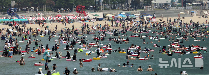  [부산=뉴시스] 하경민 기자 = 본격적인 여름 피서철이 시작된 26일 부산 해운대구 해운대해수욕장에서 피서객들이 물놀이를 즐기고 있다. 2026.07.26. yulnetphoto@newsis.com