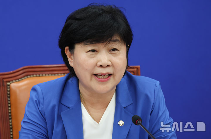 [서울=뉴시스] 김근수 기자 = 서영교 국회 법제사법위원회 위원장이 지난 26일 오후 서울 여의도 국회에서 열린 검찰의 최영중 성범죄 수사방해 관련 및 법사위 현안 기자간담회에서 발언하고 있다. 2026.07.26. ks@newsis.com