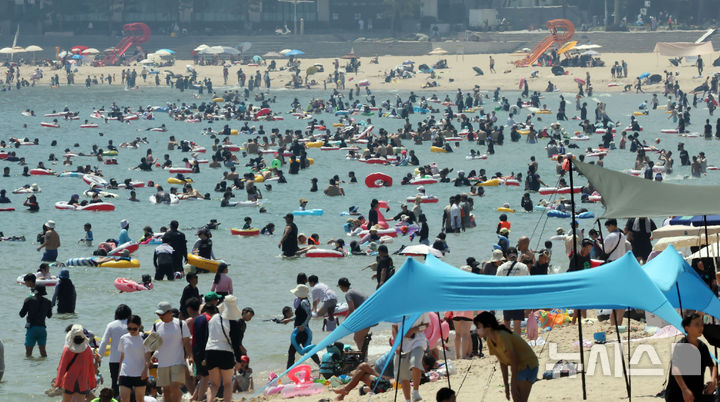  [부산=뉴시스] 하경민 기자 = 본격적인 여름 피서철이 시작된 26일 부산 해운대구 해운대해수욕장에서 피서객들이 물놀이를 즐기고 있다. 2026.07.26. yulnetphoto@newsis.com