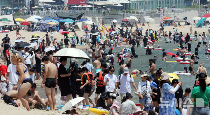  [부산=뉴시스] 하경민 기자 = 본격적인 여름 피서철이 시작된 26일 부산 해운대구 해운대해수욕장에서 피서객들이 물놀이를 즐기고 있다. 2026.07.26. yulnetphoto@newsis.com