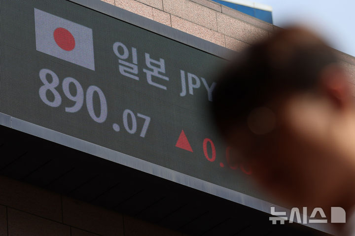 [서울=뉴시스] 조성우 기자 = 지난 26일 서울 중구 하나은행 외벽 전광판에 원·엔 환율이 표시되고 있다. 2026.07.26. xconfind@newsis.com