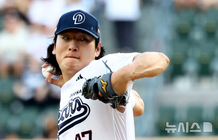 [서울=뉴시스] 전신 기자 = 26일 서울 잠실야구장에서 열린 2026 KBO 리그 삼성 라이온즈와 두산 베어스의 경기에서 1회초 두산 선발 곽빈이 역투하고 있다. 2026.07.26. photo1006@newsis.com