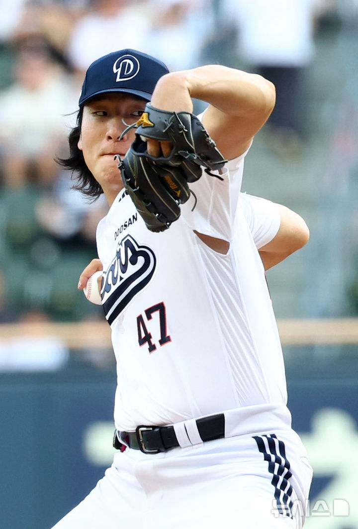 [서울=뉴시스] 전신 기자 = 26일 서울 잠실야구장에서 열린 2026 KBO 리그 삼성 라이온즈와 두산 베어스의 경기에서 1회초 두산 선발 곽빈이 역투하고 있다. 2026.07.26. photo1006@newsis.com