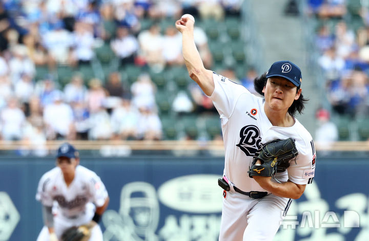 [서울=뉴시스] 전신 기자 = 26일 서울 잠실야구장에서 열린 2026 KBO 리그 삼성 라이온즈와 두산 베어스의 경기에서 1회초 두산 선발 곽빈이 역투하고 있다. 2026.07.26. photo1006@newsis.com
