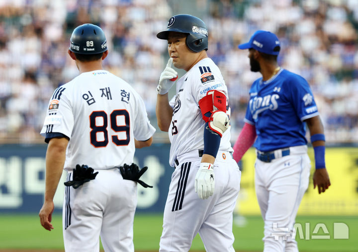 [서울=뉴시스] 전신 기자 = 26일 서울 잠실야구장에서 열린 2026 KBO 리그 삼성 라이온즈와 두산 베어스의 경기에서 4회말 2사 3루 두산 양의지가 1타점 적시타를 친 뒤 기뻐하고 있다. 2026.07.26. photo1006@newsis.com