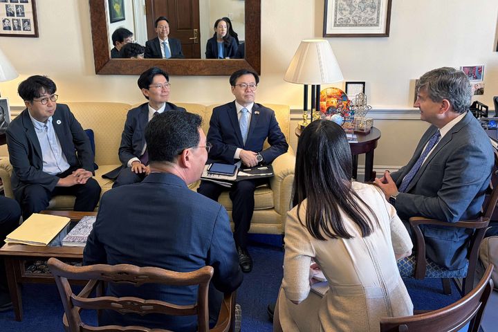 [서울=뉴시스] 여한구 산업통상부 통상교섭본부장이 지난 22일(현지시간) 미국 워싱턴 D.C.에서 브래드 슈나이더 미국 하원의원을 만나 면담하고 있다. (사진=산업통상부 제공). 2026.07.26. photo@newsis.com *재판매 및 DB 금지