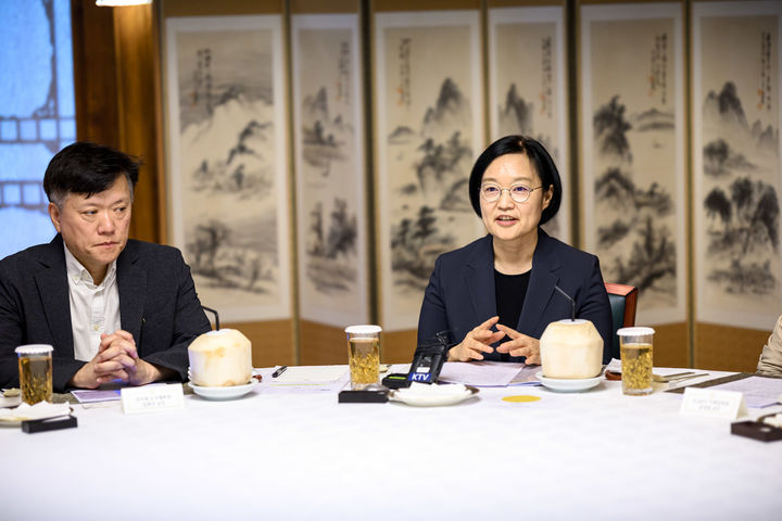 [서울=뉴시스] 조수정 기자 = 한성숙 국무총리가 26일 서울 종로구 국무총리 서울공관에서 국토대전환 자문단과 제2회 열린 브런치를 하고 있다. (사진=국무총리실 제공) 2026.07.26. chocrystal@newsis.com *재판매 및 DB 금지