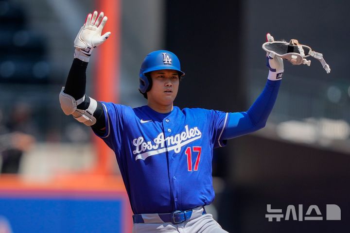 [뉴욕=AP/뉴시스] LA 다저스의 오타니 쇼헤이가 27일(한국 시간) 미국 뉴욕의 시티 필드에서 열린 2026 메이저리그(MLB) 뉴욕 메츠와의 경기에서 1회초 2루타를 때려낸 뒤 세리머니를 하고 있다. 2026.07.27