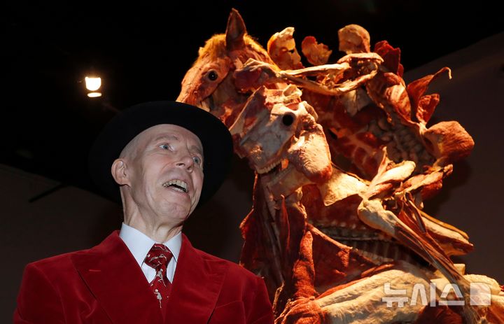 [런던=AP/뉴시스] 군터 폰 하겐스가 영국 런던에서 열린 '인체의 신비전'(Body Worlds) 박물관 개관 행사에서 조각 작품 '기수와 앞발을 든 말'(Rearing Horse with Rider) 앞에 서 있다. 2018.10.04.