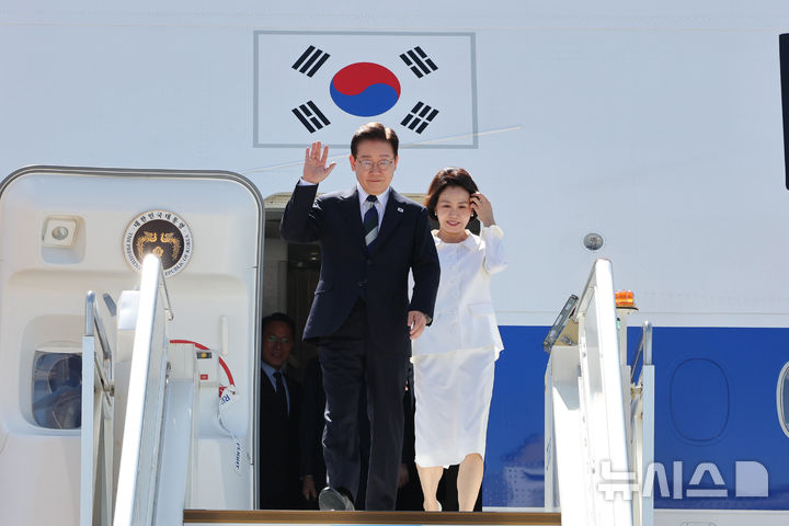 [브라질리아=뉴시스] 김진아 기자 = 브라질을 국빈 방문한 이재명 대통령과 김혜경 여사가 26일(현지 시간) 브라질 브라질리아 공군기지에 도착해 인사를 하고 있다. 2026.07.27. bluesoda@newsis.com 