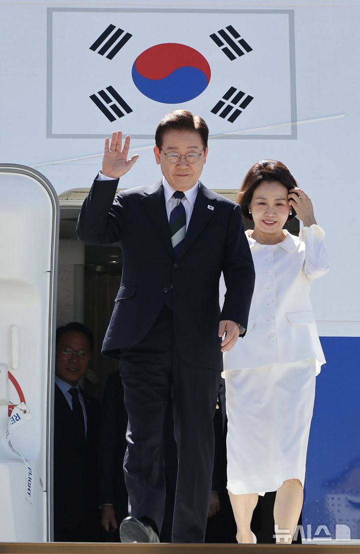 [브라질리아=뉴시스] 김진아 기자 = 브라질을 국빈 방문한 이재명 대통령과 김혜경 여사가 26일(현지 시간) 브라질 브라질리아 공군기지에 도착해 인사를 하고 있다. 2026.07.27. bluesoda@newsis.com 