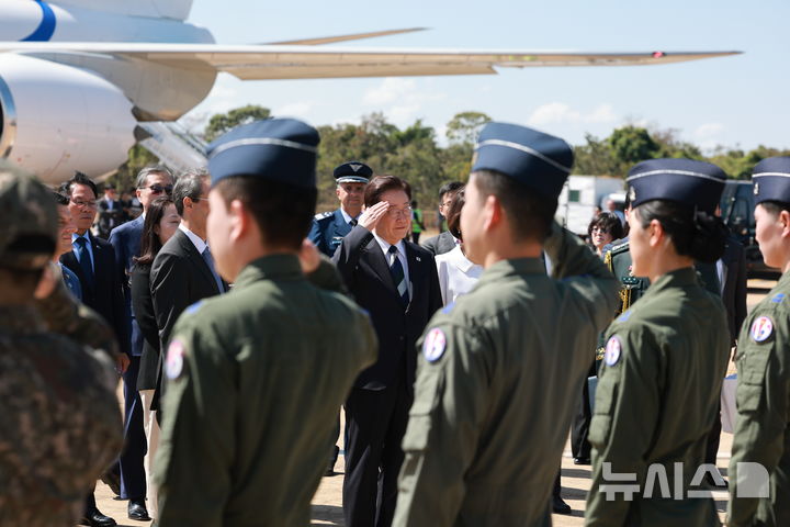 [브라질리아=뉴시스] 김진아 기자 = 이재명 대통령과 김혜경 여사가 26일(현지 시간) 브라질 브라질리아 공군기지에 도착해 C-390 수송기 관련 브라질 현지에서 교육받고 있는 우리 공군 조종사 및 정비사들을 격려하며 거수 경례를 하고 있다. 2026.07.27. bluesoda@newsis.com