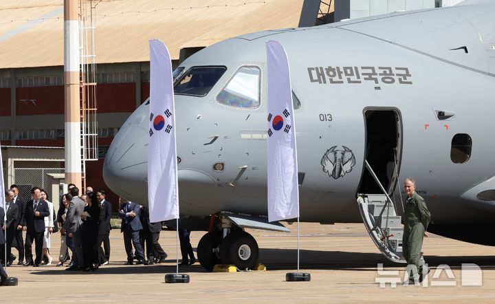 [브라질리아=뉴시스] 김진아 기자 = 브라질을 국빈 방문한 이재명 대통령과 김혜경 여사가 26일(현지 시간) 브라질 브라질리아 공군기지에 도착해 브라질 엠브라에르로부터 구매한 우리 공군의 C-390 수송기를 시찰하고 있다. 2026.07.27. bluesoda@newsis.com