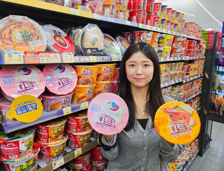CU는 자체 라면 브랜드 '치트키'가 7월 한 달 동안 누적 20만개가 판매되는 등 인기를 끌고 있다고 27일 밝혔다. *재판매 및 DB 금지