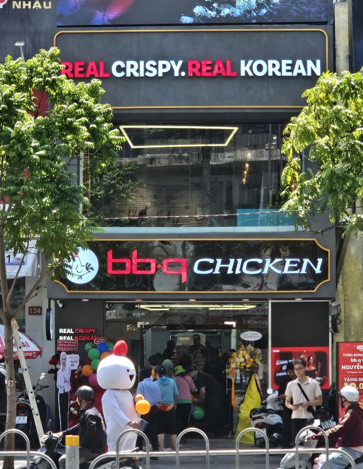 [서울=뉴시스] 호찌민 'BBQ 타이혹점' 입장을 위해 시민들이 줄 서 있는 모습. (사진=제너시스BBQ 그룹 제공) *재판매 및 DB 금지