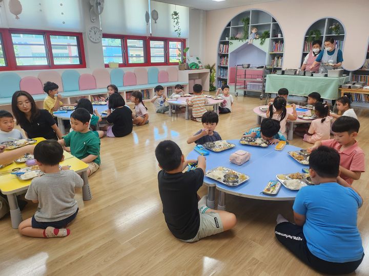 [울산=뉴시스] 울산 상진초 병설유치원 원아들이 24일 직장어린이집에서 만든 급식을 먹고있다. (사진=울산시교육청 제공) 2026.07.27. photo@newsis.com *재판매 및 DB 금지