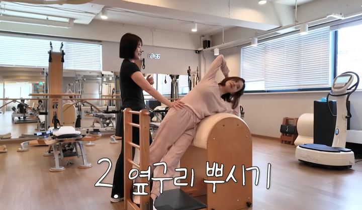 [서울=뉴시스] 배우 문채원이 자신의 허리 라인 관리법인 필라테스 운동법을 공개했다. (사진=유튜브 '문채원' 캡처)