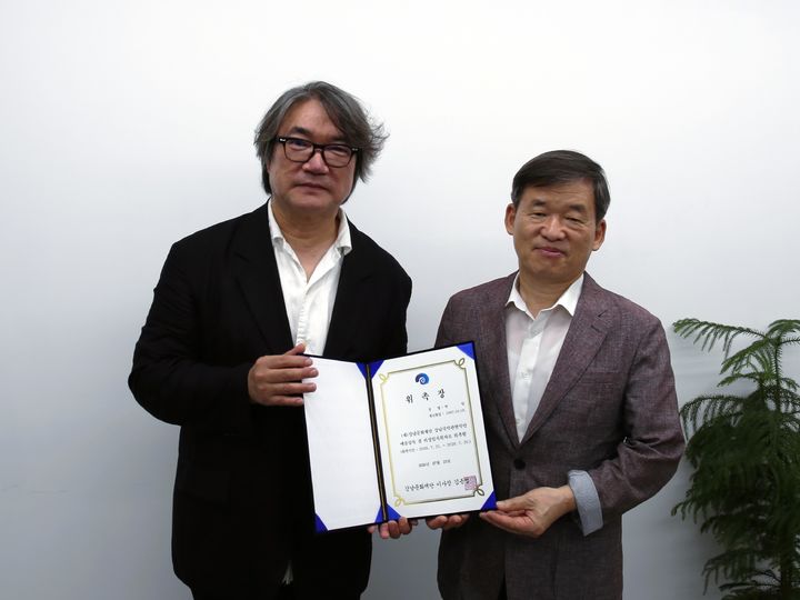 강남문화재단은 강남국악관현악단 초대 예술감독으로 원일(왼쪽) 전 경기시나위오케스트라 예술감독을 위촉했다. (사진=강남문화재단 제공) *재판매 및 DB 금지