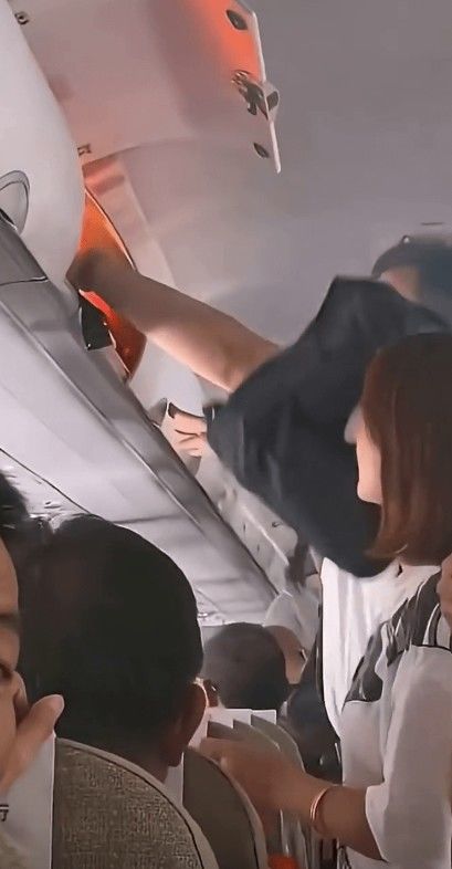 [서울=뉴시스] 24일 중국둥팡항공 여객기에서 자연 발화에 의한 보조 배터리 화재로 기내 수하물칸이 붉은 화염에 쌓여 있다.(출처: 홍콩 성도일보) 2026.07.27. *재판매 및 DB 금지