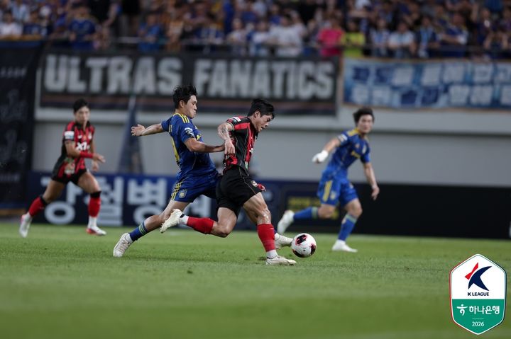 [서울=뉴시스] 프로축구 K리그1 울산 HD의 이동경, FC서울의 최준. (사진=한국프로축구연맹 제공)