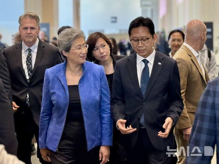[서울=뉴시스]배경훈 부총리 겸 과학기술정보통신부 장관이 MOU 체결 이후 AMD Advancing AI 2026 행사에 참석해 국내 기업(모레, 망고부스트 등)부스를 방문하여 리사 수 회장의 설명을 듣고 있다. (사진=과기정통부 제공)