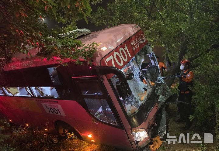 [인천=뉴시스] 인천국제공항 인근 도로서 전도된 광역버스. (사진=인천소방본부 제공) 2026.07.27. photo@newsis.com