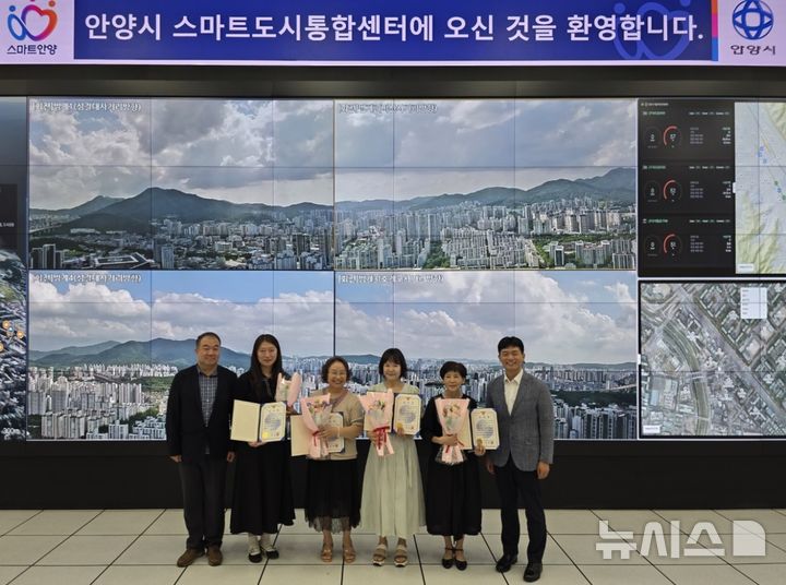 [안양=뉴시스] 간담회 참석자들이 우수 관제원에게 감사장을 전달한 후 기념 촬영을 하고 있다. (사진=만안경찰서 제공).2026.07.27. photo@newsis.com