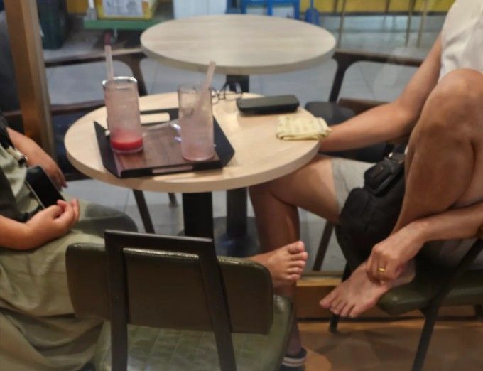 "발 만진 손으로 컵을"...카페 의자에 맨발 올린 손님에 사장 울상