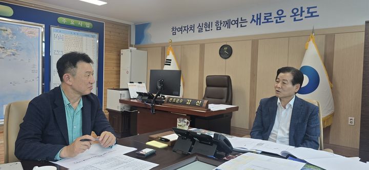 [완도=뉴시스]㈜글로벌냉동식품 관계자와 유자 가공공장 건립을 논의하는 김신(오른쪽) 완도군수. (사진=완도군 제공) 2026.07.27. photo@newsis.com *재판매 및 DB 금지