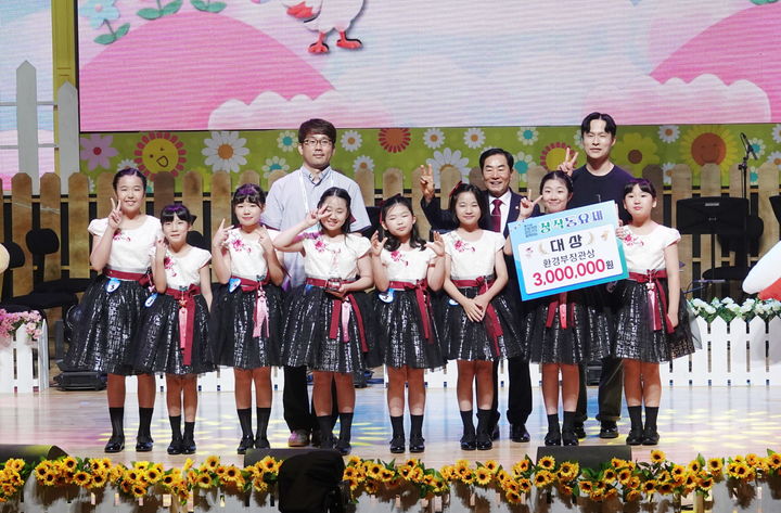 [창녕=뉴시스] 따오기 연필을 부른 노래하는 벨라보체가 대상을 수상하고 성낙인 군수와 기념촬영을 하고 있다. (사진= 창녕군 제공) 2026.07.27. photo@newsis.com *재판매 및 DB 금지