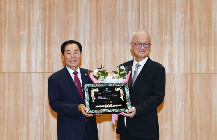 [창녕=뉴시스] 성낙인 군수가 성기학 회장에게 창녕군민대상을 전달하고 있다. (사진= 창녕군 제공) 2026.07.27. photo@newsis.com *재판매 및 DB 금지